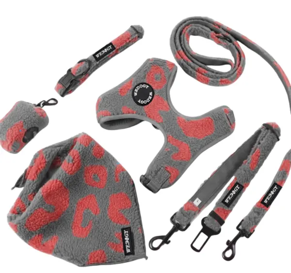 Set di accessori per cani con stampa leopardata e pettorina e guinzaglio.