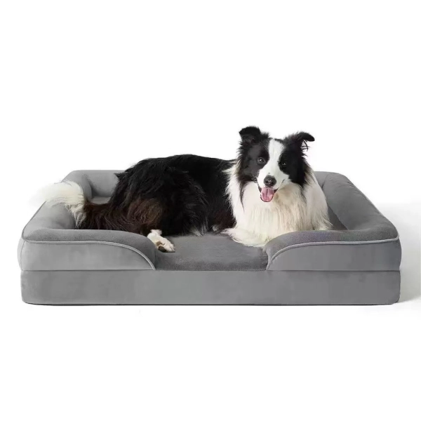 Cão a descansar numa cama ortopédica cinzenta para animais de estimação.