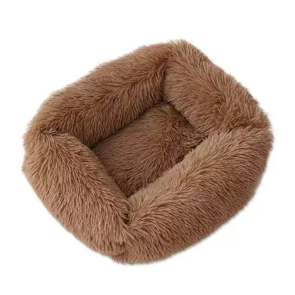 Cama retangular felpuda castanha para animais de estimação.