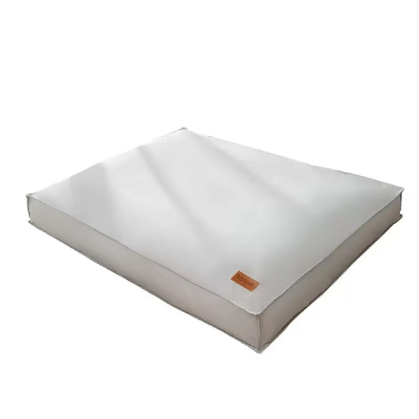Cama para animais de estimação branca com logótipo castanho