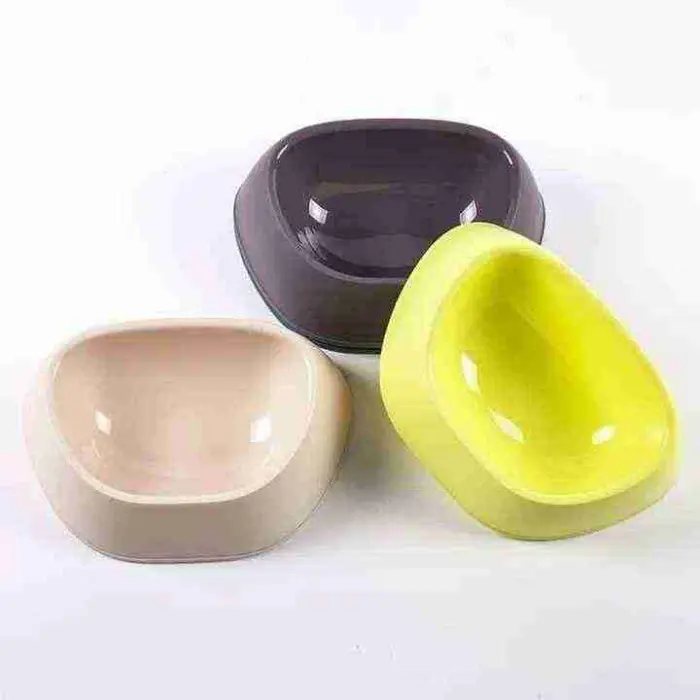 흰색 바탕에 세 가지 색상의 개 그릇.