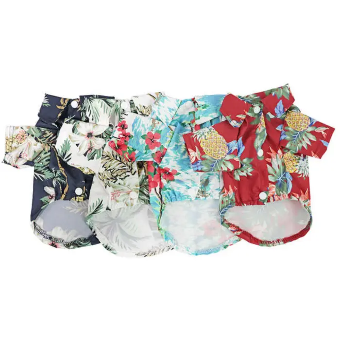 Coloridas camisetas florales para perros dispuestas una al lado de la otra.