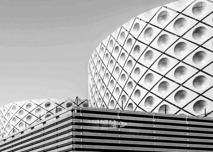 Structure architecturale moderne avec des motifs circulaires