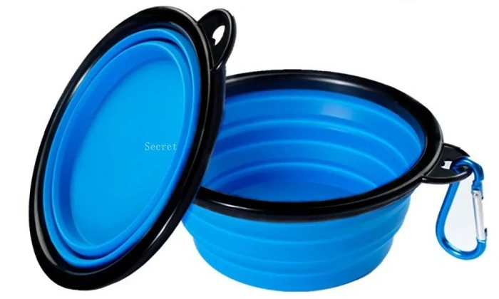 Zusammenklappbarer blauer Haustiernapf mit sicherem Deckel.