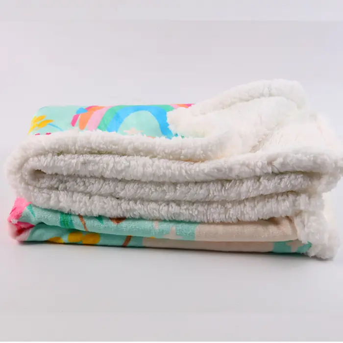 Gestapelte bunte und flauschige Decken in der Auslage.