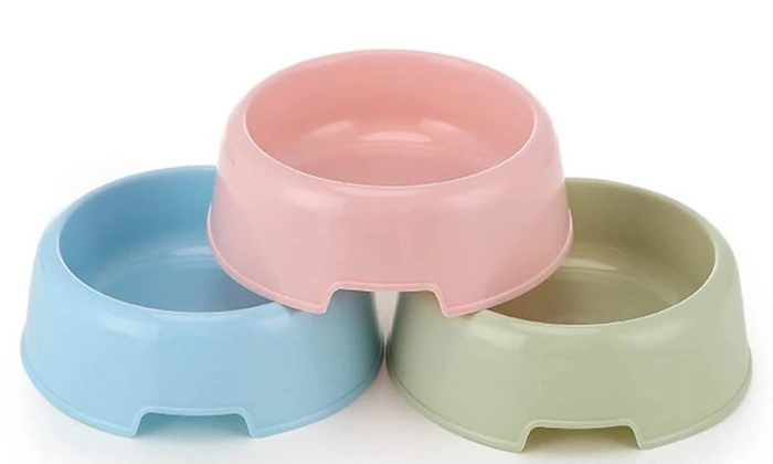 Drei bunte Näpfe für Haustiere, die übereinander gestapelt sind.