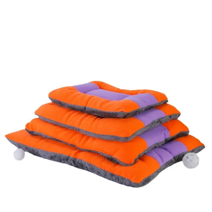 Gestapelte bunte Haustierbetten mit grauem Rand.