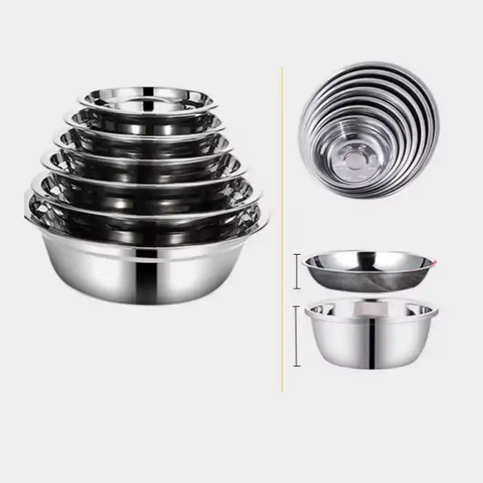 Ensemble de bols à mélanger empilés en acier inoxydable.