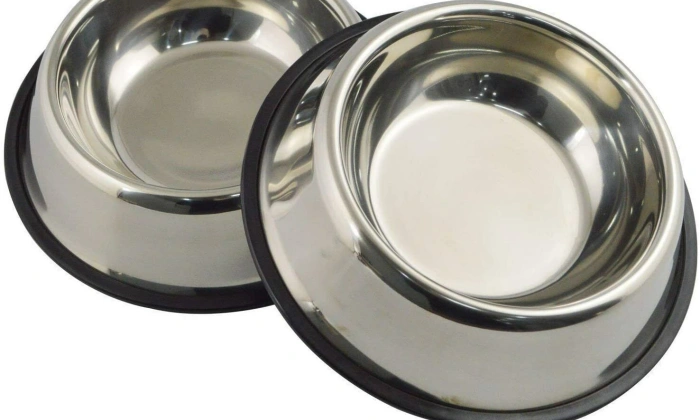 Zwei Edelstahltiernäpfe mit Gummiboden