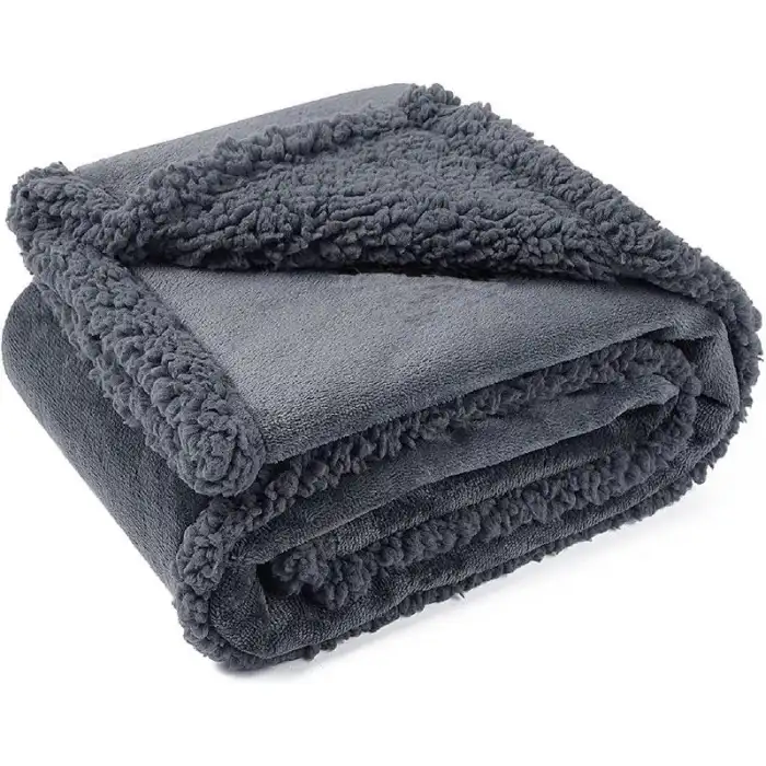 Weiche graue Fleecedecke, ordentlich gefaltet
